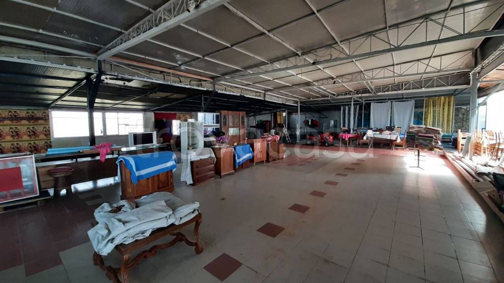 negozio in vendita a Piacenza in zona Montale