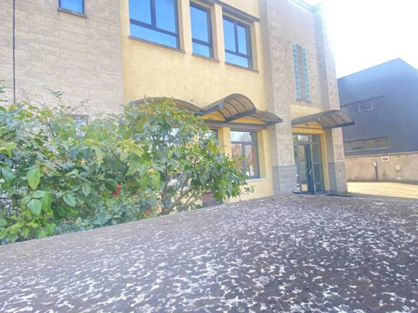 locale commerciale in vendita a Piacenza in zona Borgotrebbia