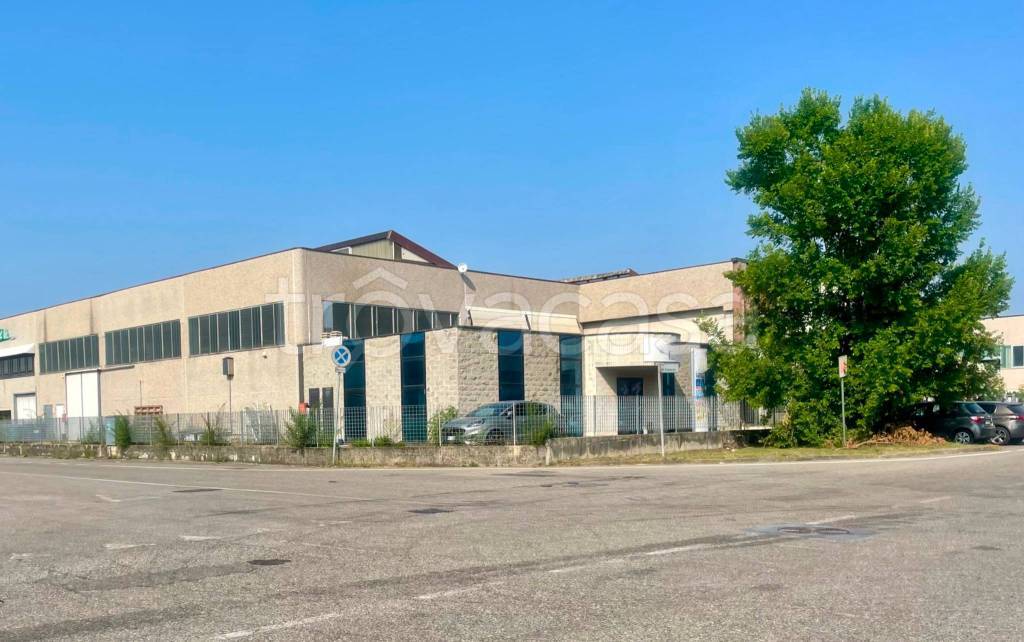 locale commerciale in vendita a Piacenza in zona Le Mose