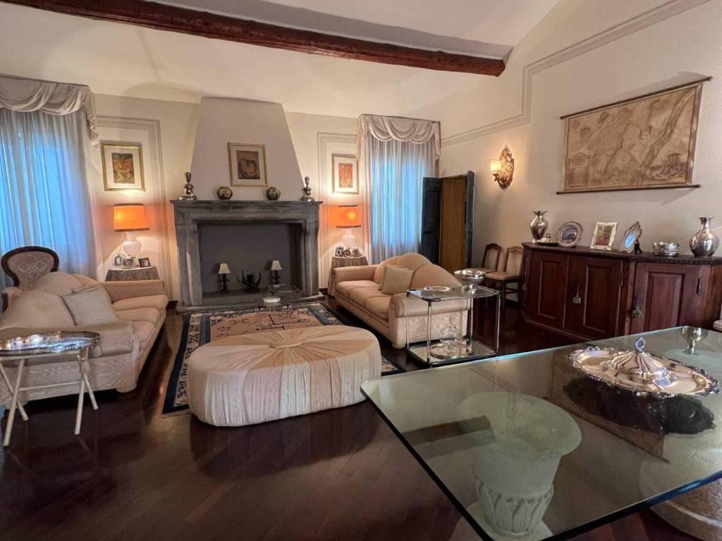 casa indipendente in vendita a Piacenza in zona Centro Storico