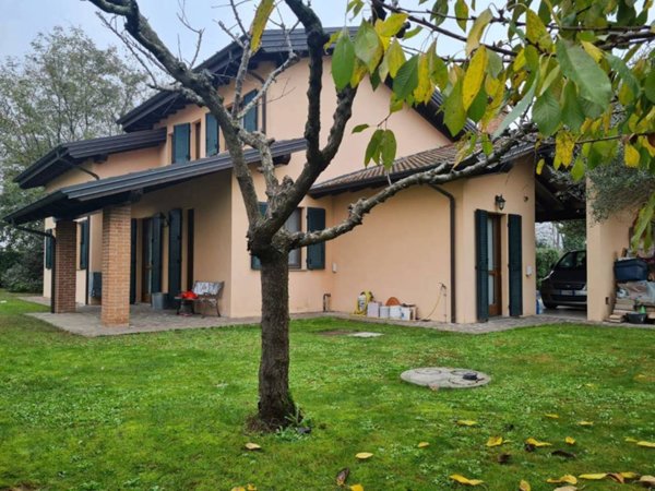 casa indipendente in vendita a Piacenza in zona San Bonico