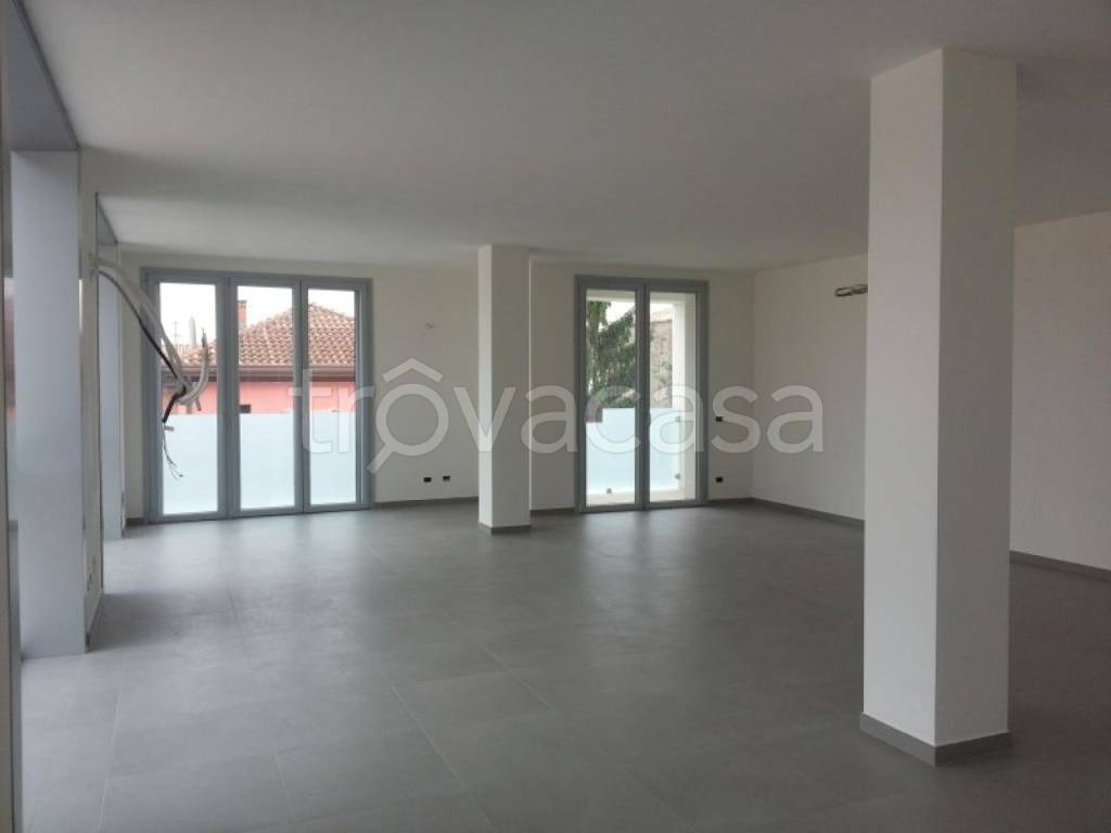 negozio in vendita a Piacenza in zona Baia del Re