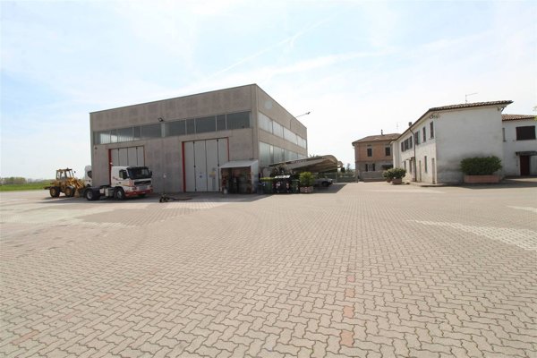 capannone in vendita a Piacenza in zona Roncaglia / Fossadello