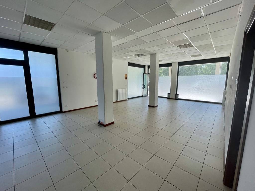 ufficio in vendita a Piacenza in zona Borgotrebbia
