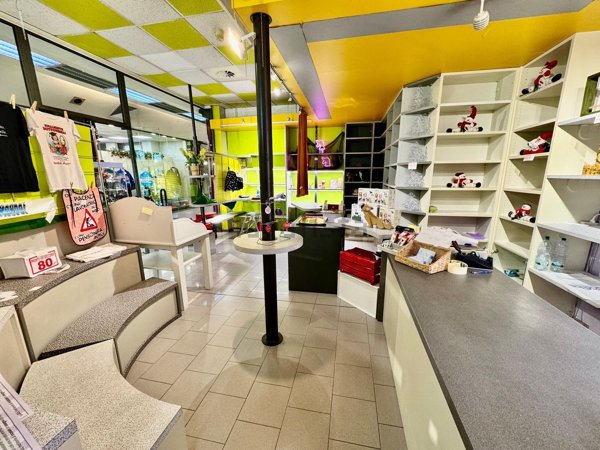 negozio in vendita a Piacenza in zona Barriera Genova