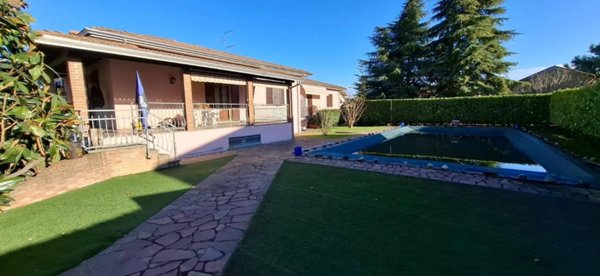 casa indipendente in vendita a Piacenza in zona Borgotrebbia