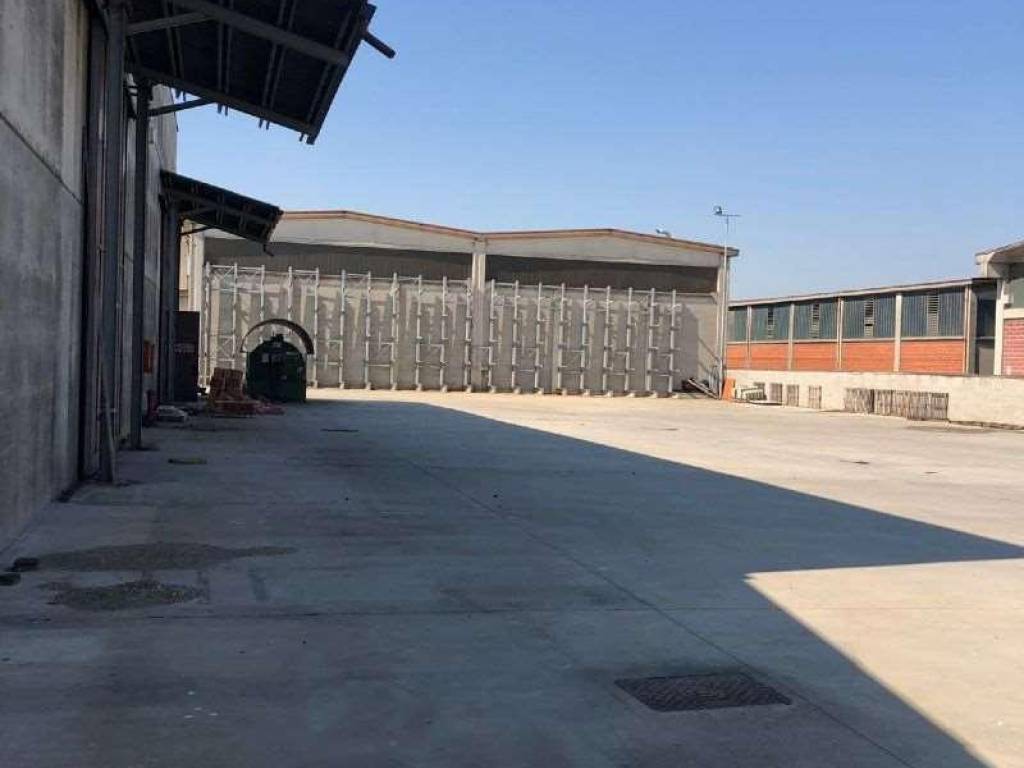 capannone in vendita a Piacenza in zona Caorsana