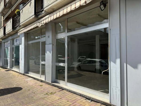 negozio in vendita a Piacenza in zona Infrangibile