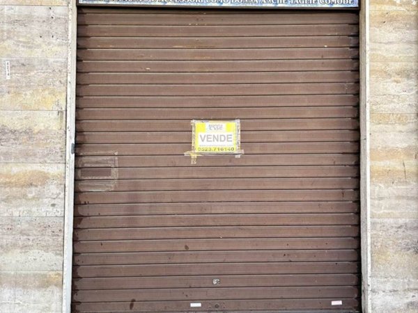 negozio in vendita a Piacenza in zona Le Mose