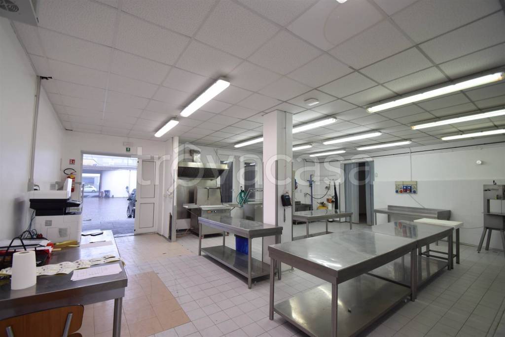 negozio in vendita a Piacenza in zona Borgotrebbia