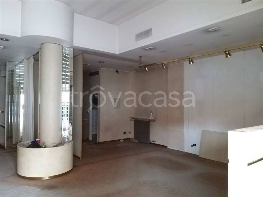 negozio in vendita a Piacenza in zona Belvedere / Quartiere Duemila