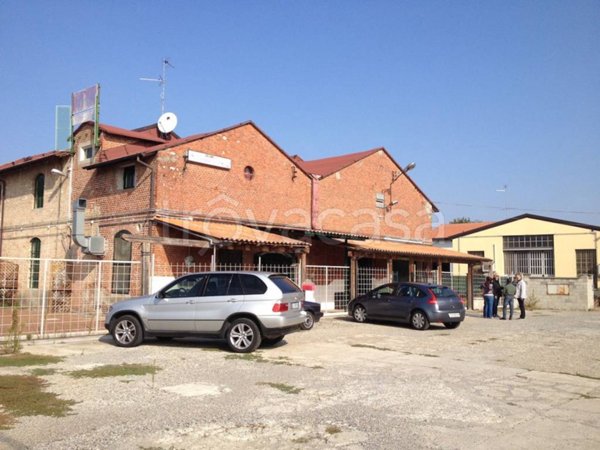 locale commerciale in vendita a Piacenza in zona Pittolo