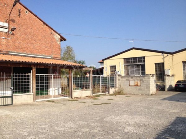 locale commerciale in vendita a Piacenza in zona Pittolo