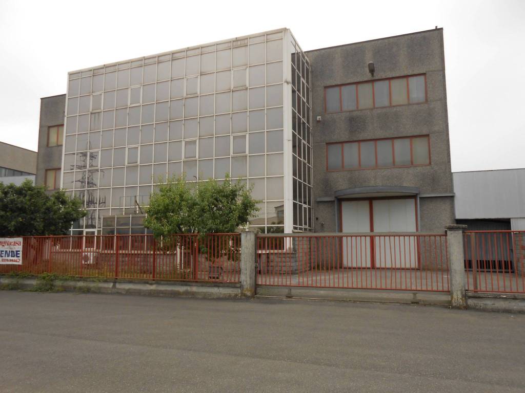 capannone in vendita a Piacenza in zona Le Mose