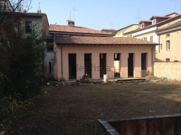 casa indipendente in vendita a Piacenza