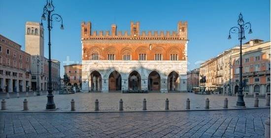 negozio in vendita a Piacenza in zona Centro Storico