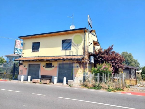 negozio in vendita a Piacenza in zona Farnesiana