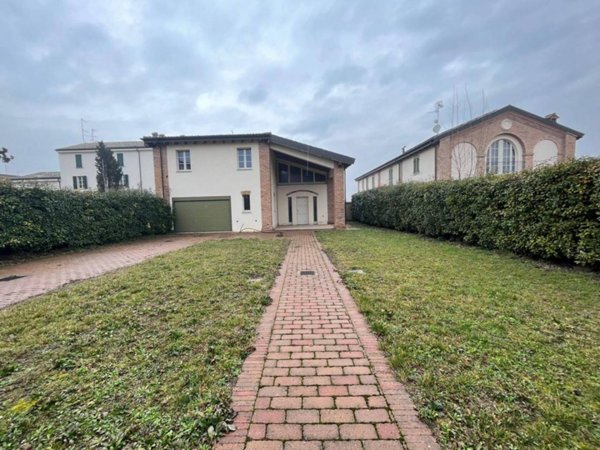 casa indipendente in vendita a Piacenza in zona Roncaglia / Fossadello