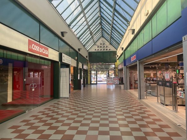 negozio in vendita a Piacenza in zona Farnesiana