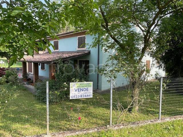 casa indipendente in vendita a Piacenza in zona Farnesiana