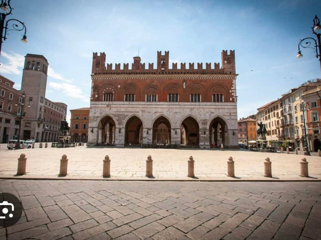 intera palazzina in vendita a Piacenza in zona Caorsana