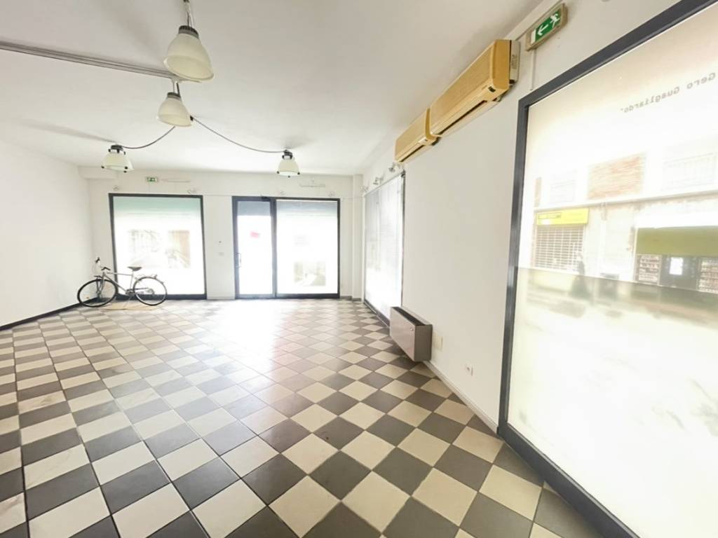 negozio in vendita a Piacenza in zona Centro Storico