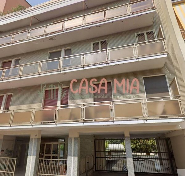 ufficio in vendita a Piacenza in zona Stadio