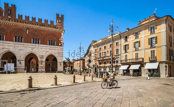 negozio in vendita a Piacenza in zona Centro Storico