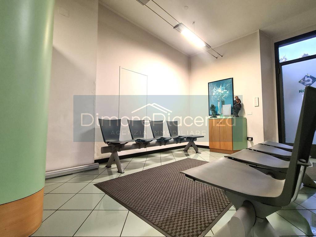 negozio in vendita a Piacenza in zona Barriera Milano
