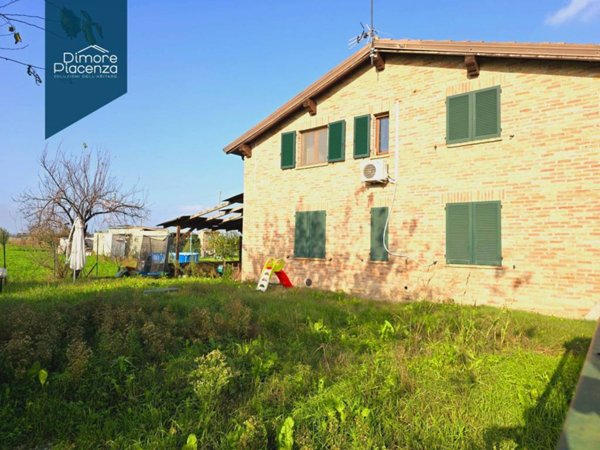 casa indipendente in vendita a Piacenza in zona Roncaglia / Fossadello