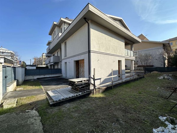 casa indipendente in vendita a Piacenza in zona Infrangibile