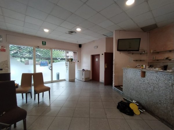 negozio in vendita a Piacenza in zona Farnesiana