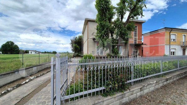 appartamento in vendita a Piacenza in zona Roncaglia / Fossadello
