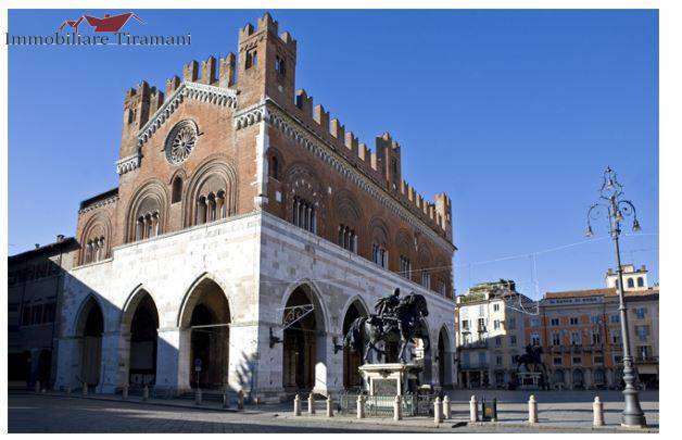negozio in vendita a Piacenza in zona Centro Storico