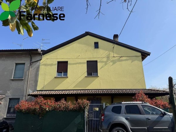 casa indipendente in vendita a Piacenza in zona Montale