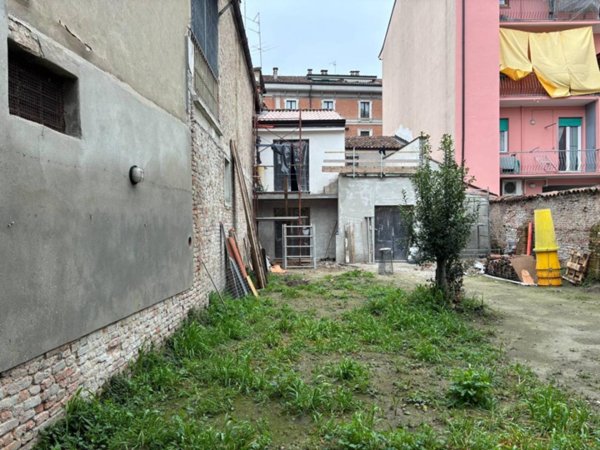 casa indipendente in vendita a Piacenza in zona Centro Storico