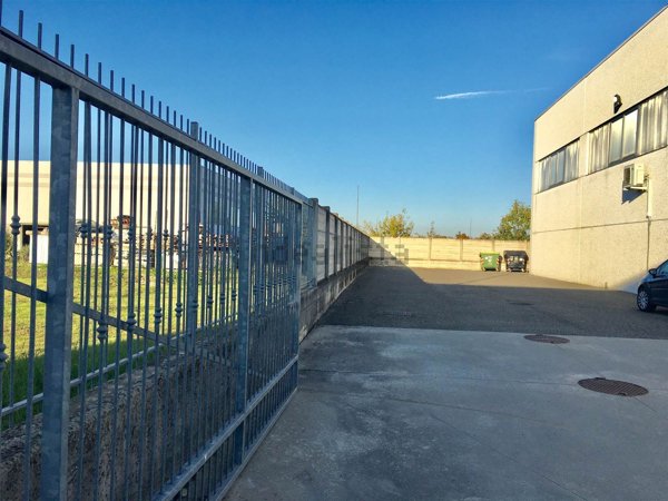 capannone in vendita a Piacenza in zona Montale