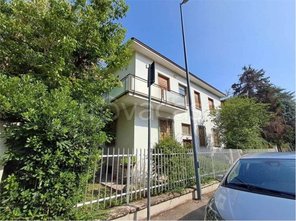 casa indipendente in vendita a Piacenza in zona Infrangibile