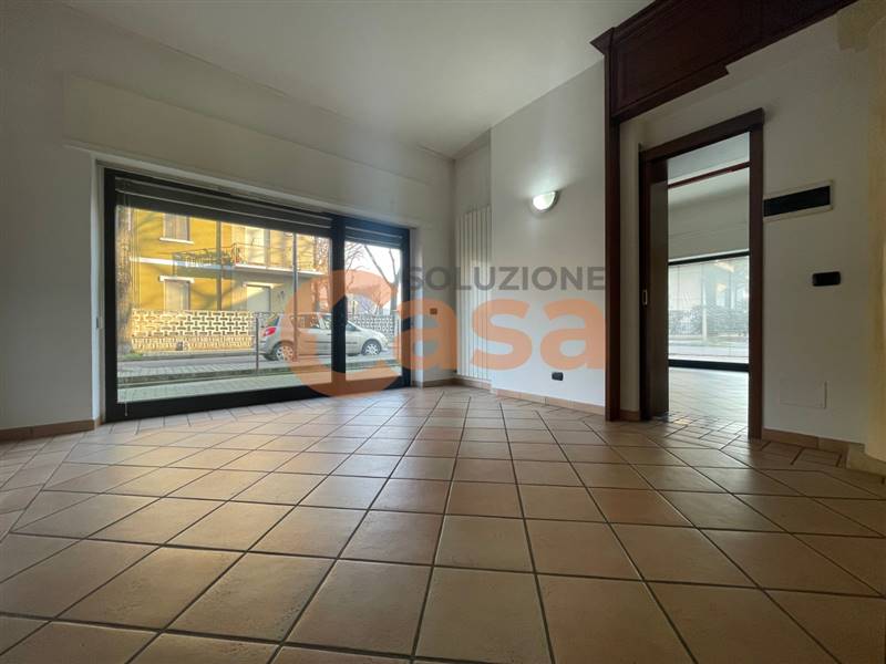 negozio in vendita a Piacenza in zona Belvedere / Quartiere Duemila