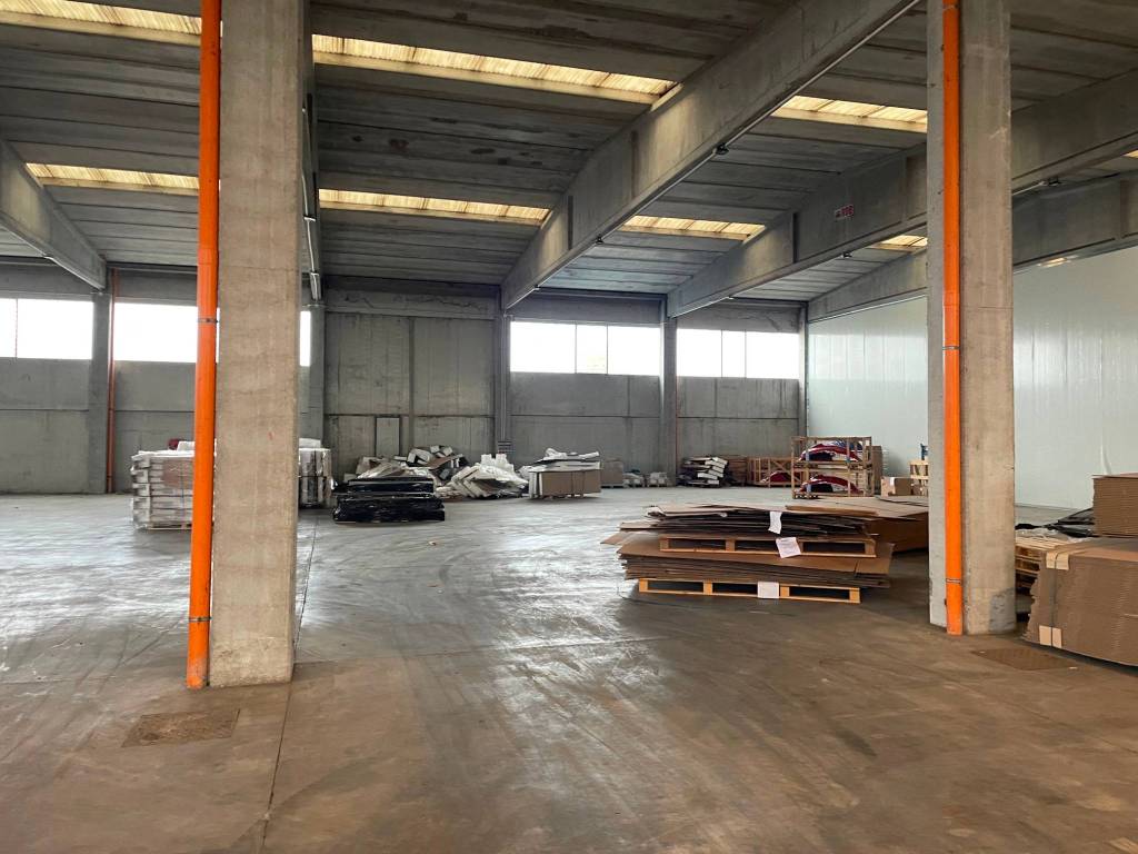 capannone in vendita a Piacenza in zona Caorsana
