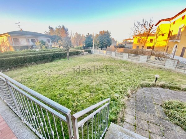 casa indipendente in vendita a Piacenza in zona Montale
