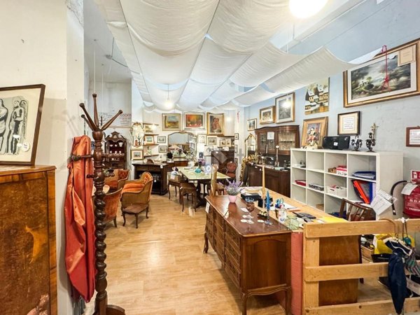 locale commerciale in vendita a Piacenza in zona Centro Storico