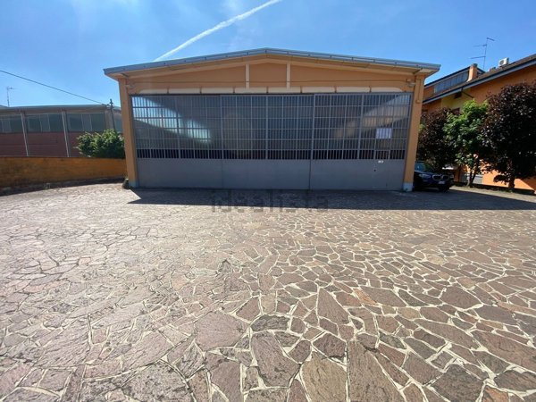 capannone in vendita a Piacenza in zona Veggioletta