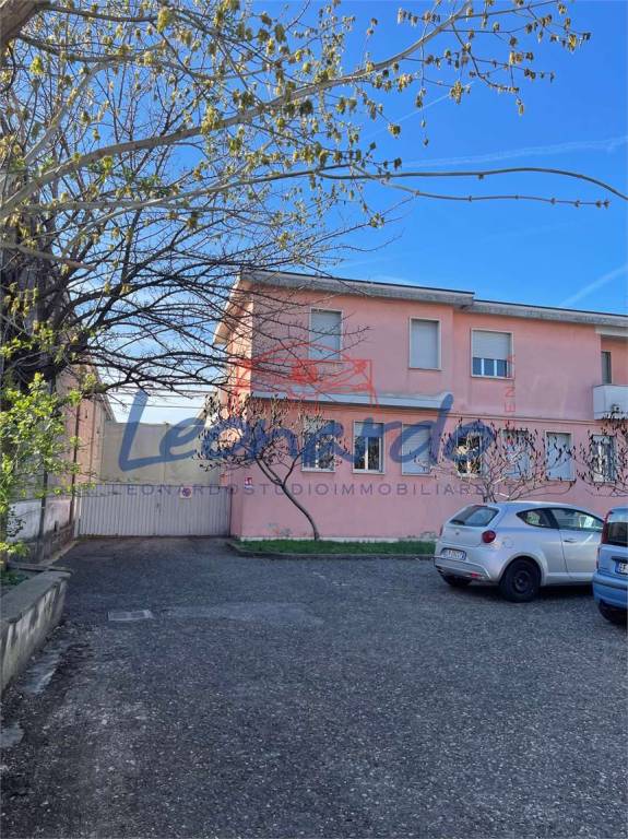 capannone in vendita a Piacenza in zona Le Mose