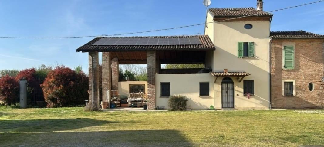 casale in vendita a Piacenza in zona Mortizza