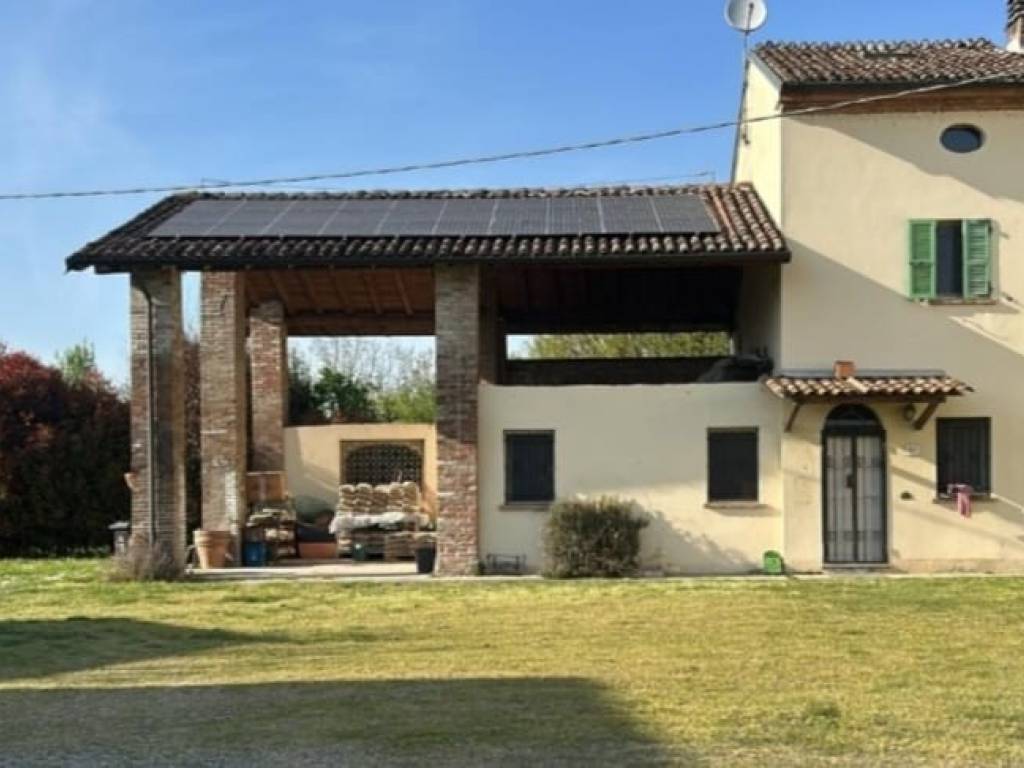 casa indipendente in vendita a Piacenza in zona Mortizza