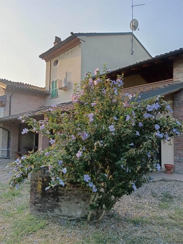 casale in vendita a Piacenza in zona Mortizza