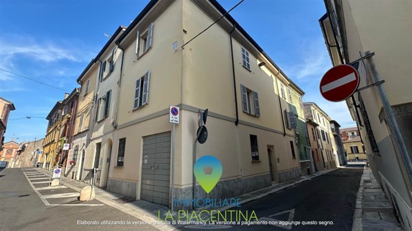 casa indipendente in vendita a Piacenza in zona Centro Storico