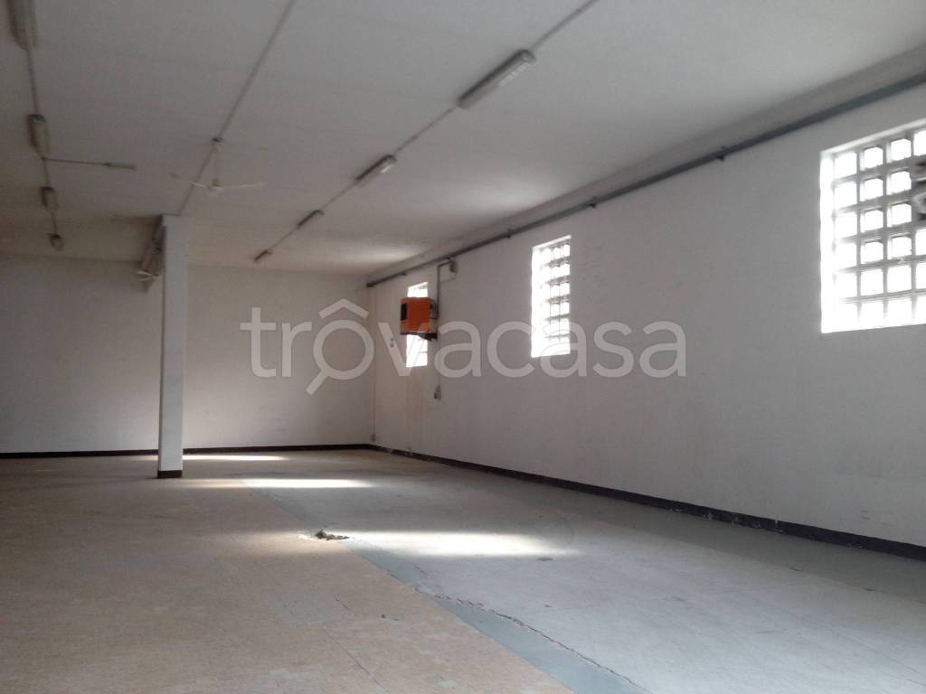 locale commerciale in vendita a Piacenza in zona Caorsana