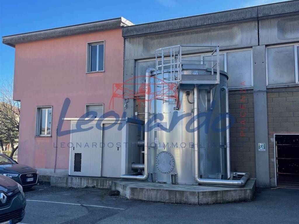 capannone in vendita a Piacenza in zona Caorsana